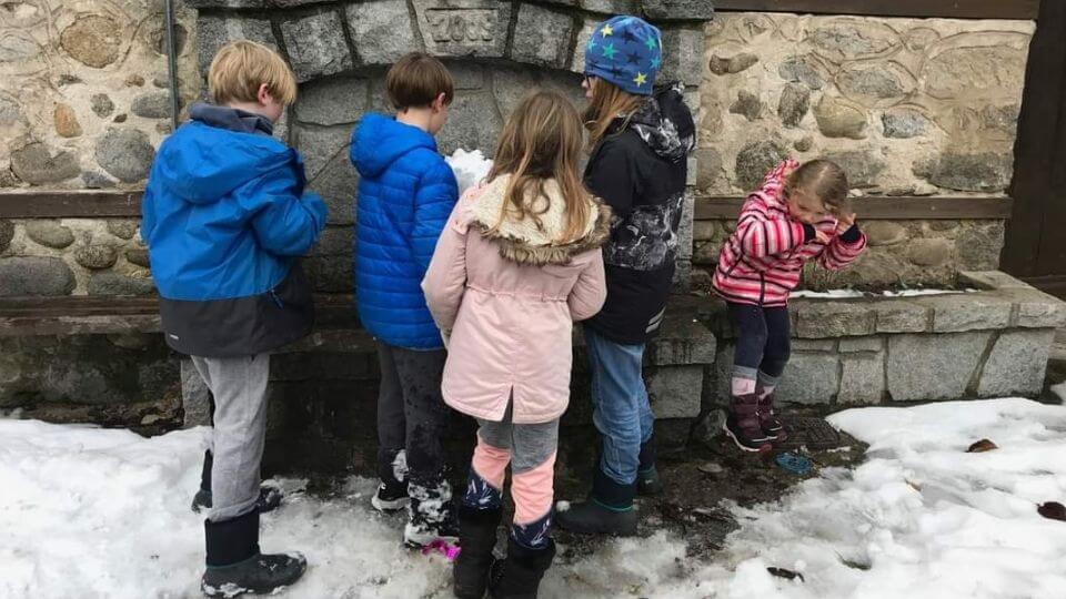 Bansko worldschooling community-kids in old town-wintertime