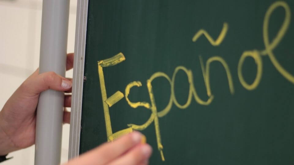 Benefits of learning a new language-espanol on chalk board