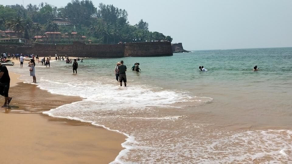 Sinquerim is a lovely small beach with clear water near the Aguada Fort in North Goa.