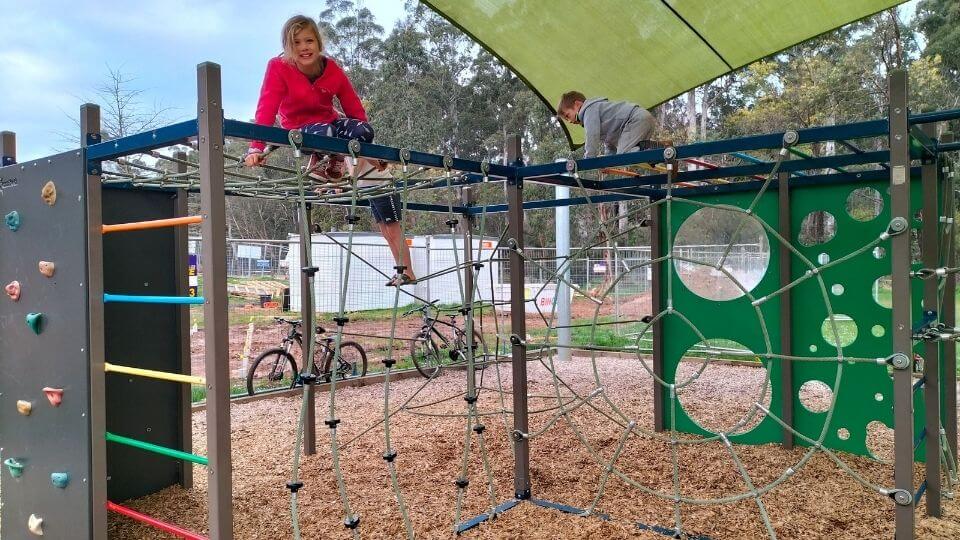 The Cockatoo Creek Park has a fun playground for the kids, and the Eastern Dandenong Ranges trail runs through it